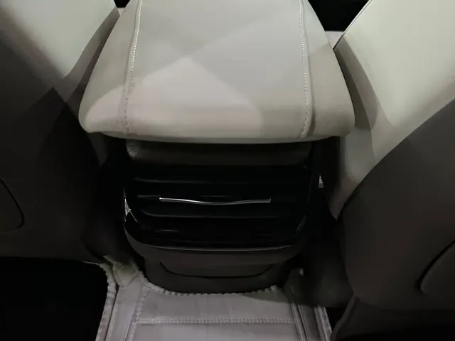 IM Motors L7 — Фото автомобиля 19