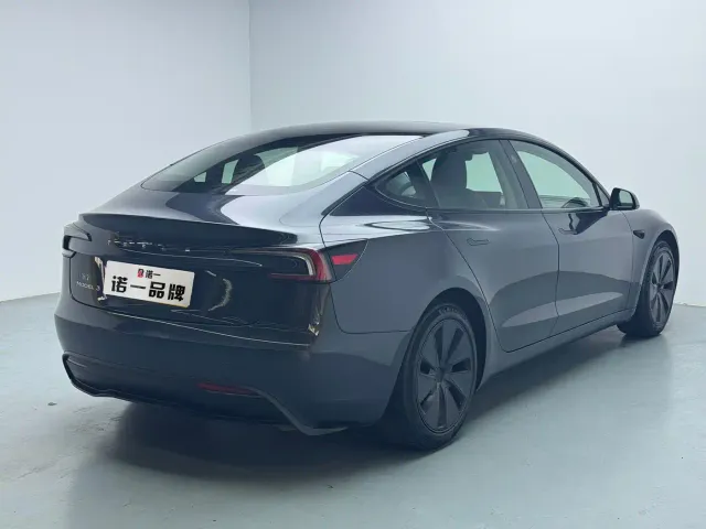 Tesla Model 3 — Фото автомобиля 4