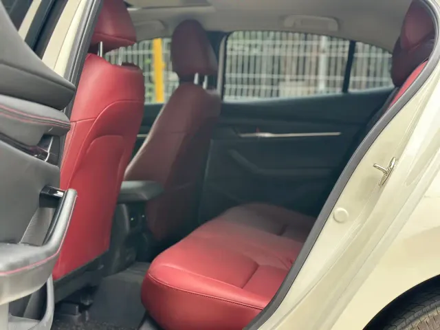 Mazda Axela — Фото автомобиля 6