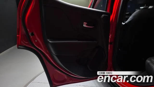 Jeep Renegade — Фото автомобиля 14