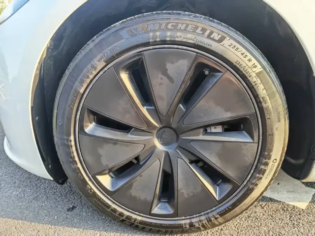 Tesla Model 3 — Фото автомобиля 20