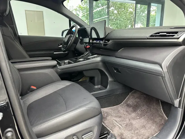 Toyota Sienna — Фото автомобиля 16