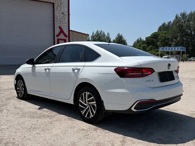 Volkswagen Lavida — Фото автомобиля 11