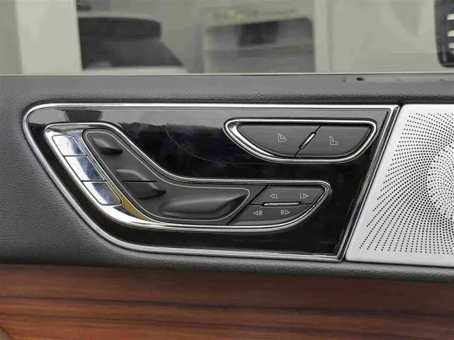 Lincoln Navigator — Фото автомобиля 15