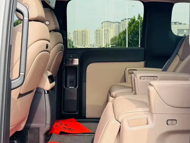 Li Auto MEGA — Фото автомобиля 14