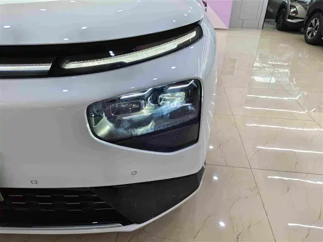 Xpeng G9 — Фото автомобиля 11