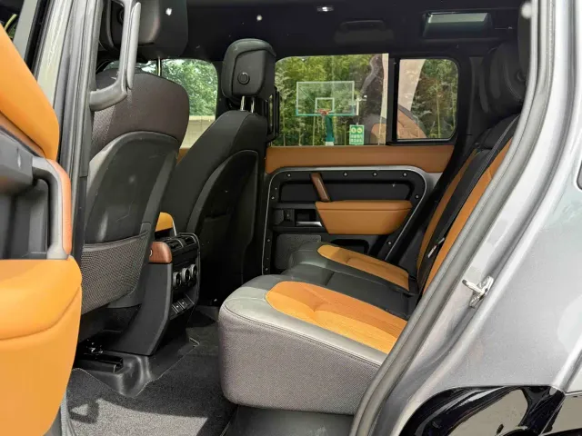 Land Rover Defender — Фото автомобиля 11