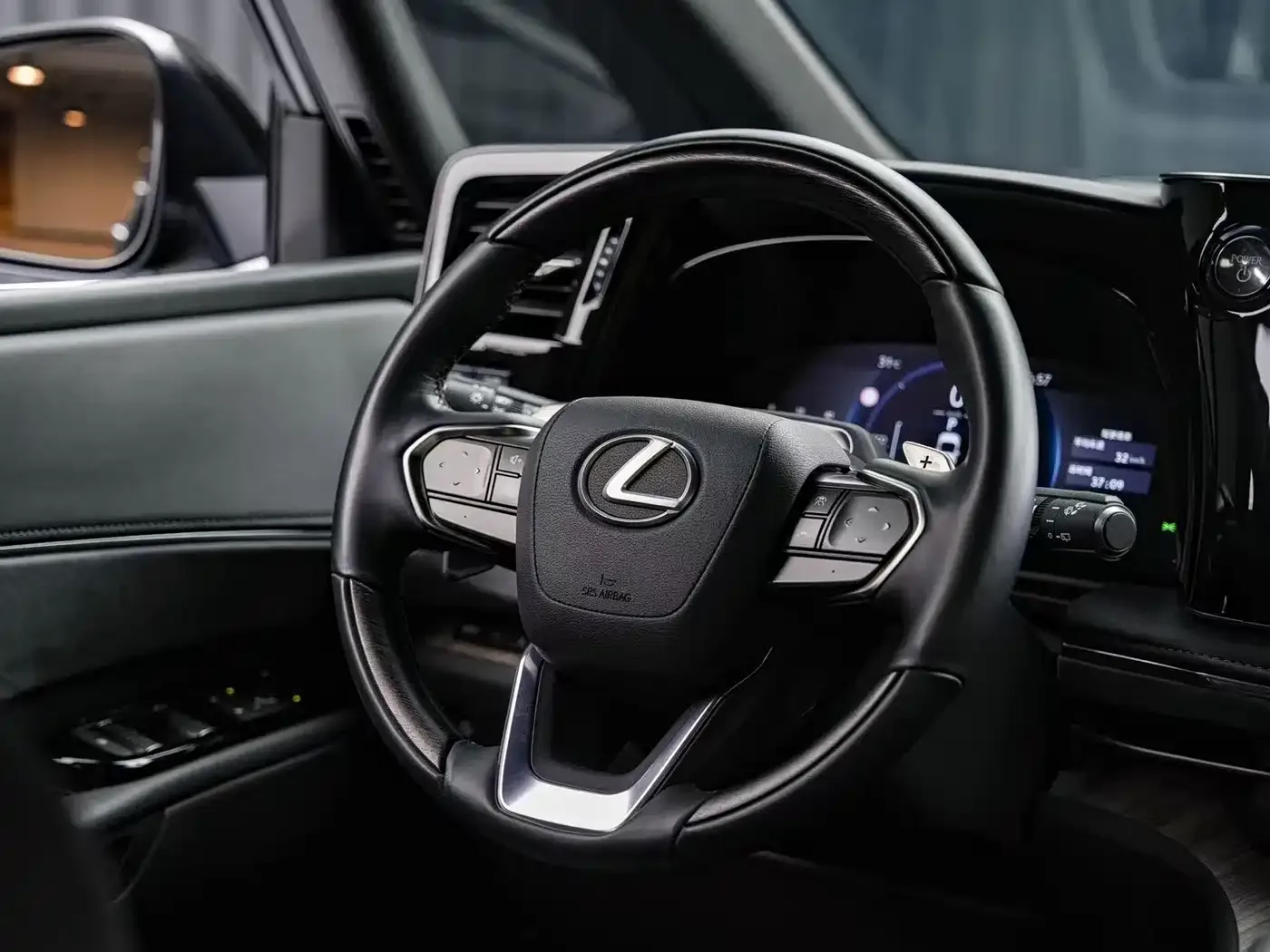 Lexus Lexus LM 2023 500h 6-Seater Prestige Edition — Фото автомобиля 7