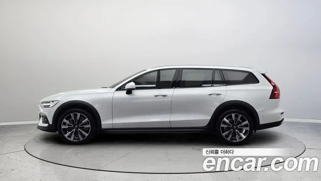 Вольво V60 V60 Cross Country 2 поколение B5 Ultimate AWD — Фото автомобиля 3