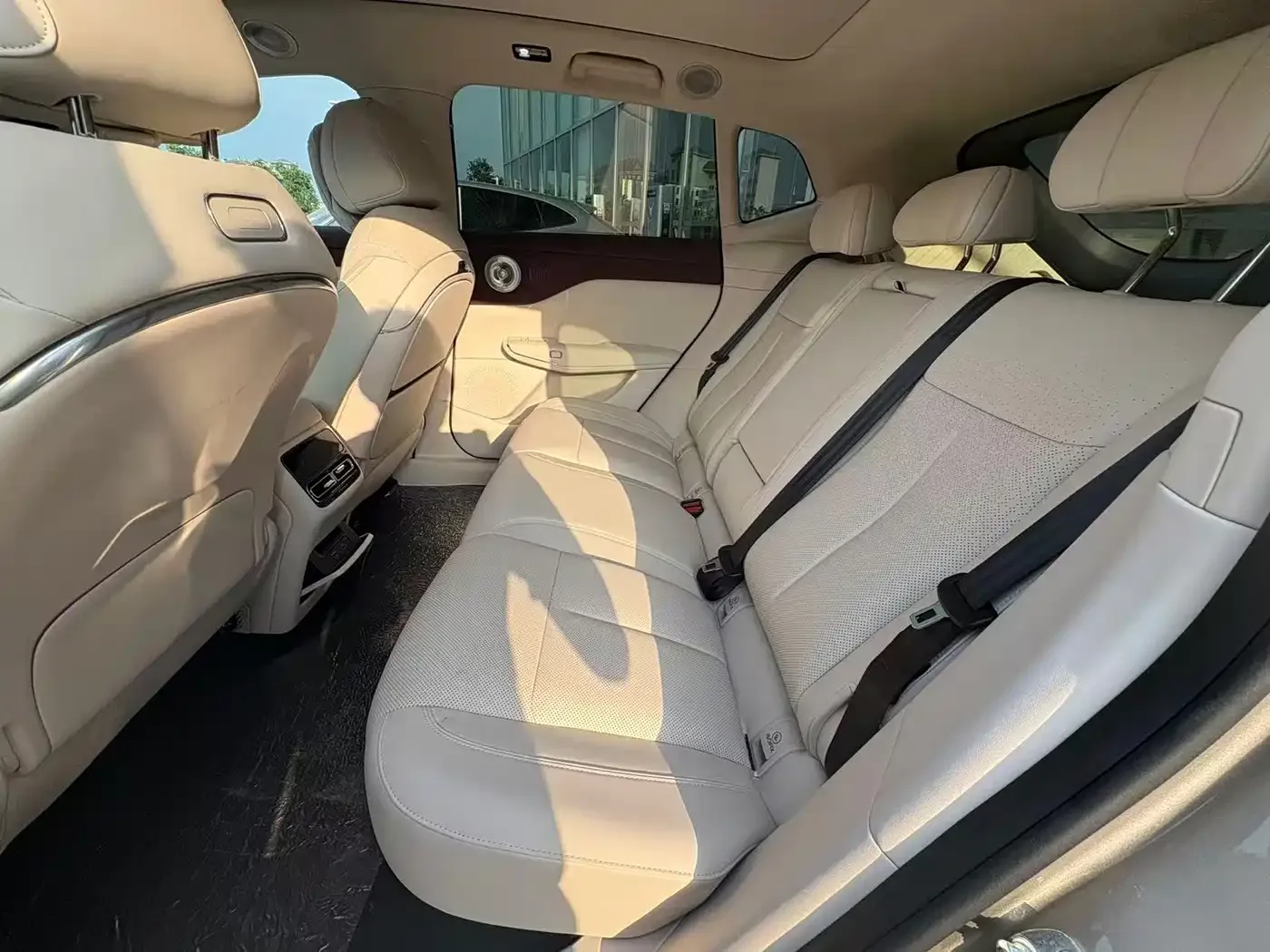 Voyah Auto Voyah Zhiyin 2025 Model 2WD Huawei Qiankun Edition — Фото автомобиля 7