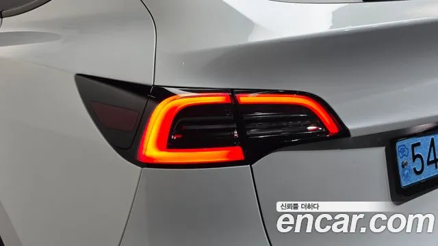 Tesla Model Y — Фото автомобиля 23