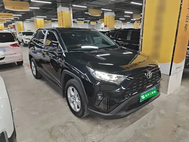 Toyota RAV4 — Фото автомобиля 3