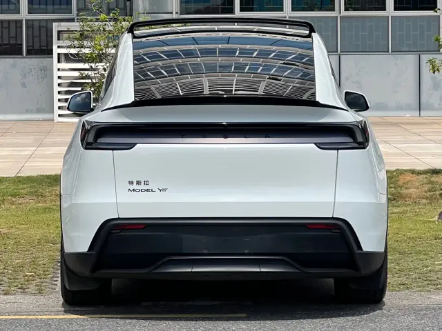 Tesla Model Y L — Фото автомобиля 5