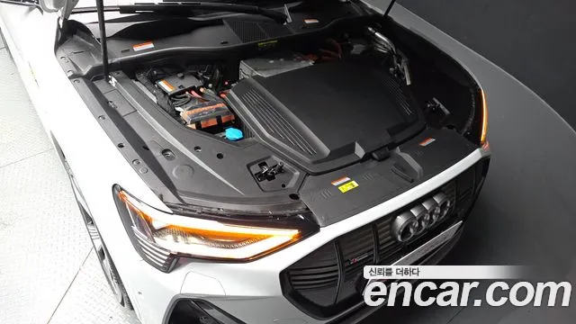 Audi e-tron — Фото автомобиля 6