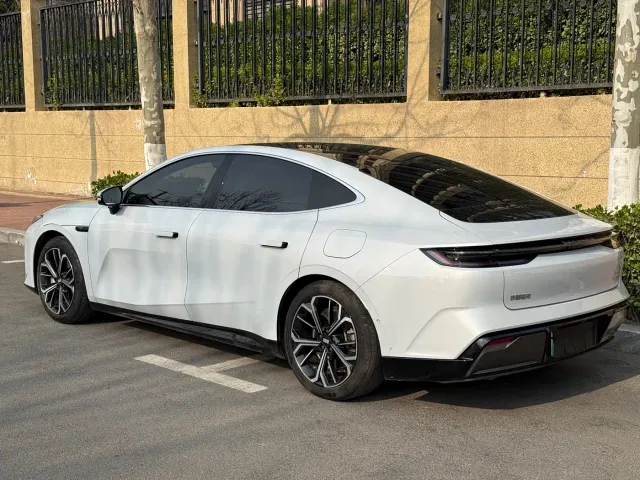 Geely Galaxy E8 — Фото автомобиля 3