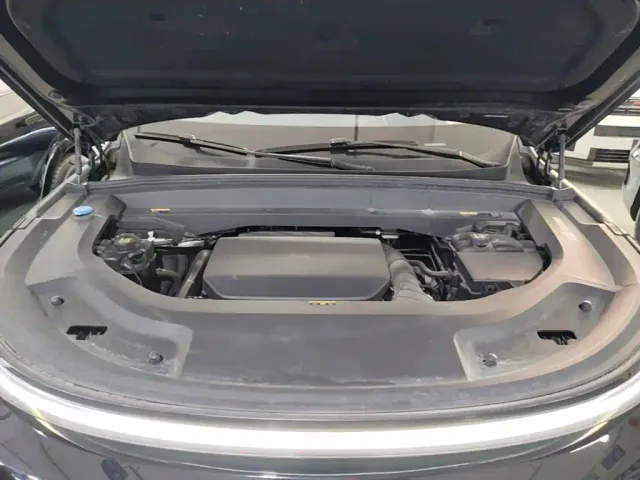 Li Auto L8 — Фото автомобиля 19