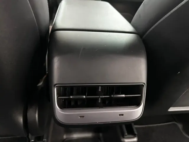 Tesla Model Y — Фото автомобиля 9