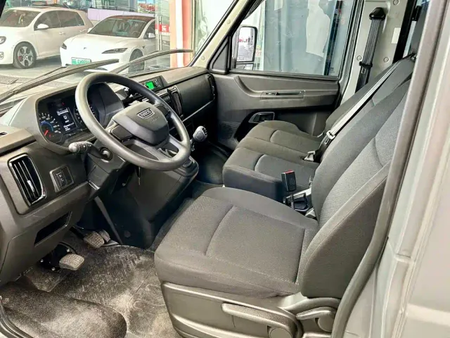 Iveco Iveco Daily 2023 2.5T V40 Van Long Wheelbase Medium Roof Dual Tire Sliding Door 2-3 Seats — Фото автомобиля 7