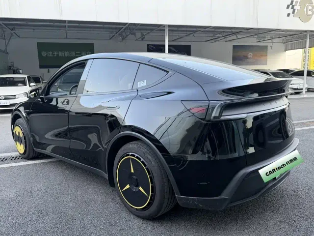 Tesla Model Y — Фото автомобиля 12