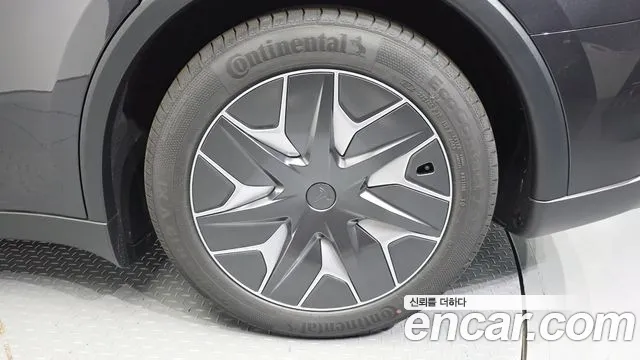 Tesla Model Y — Фото автомобиля 5