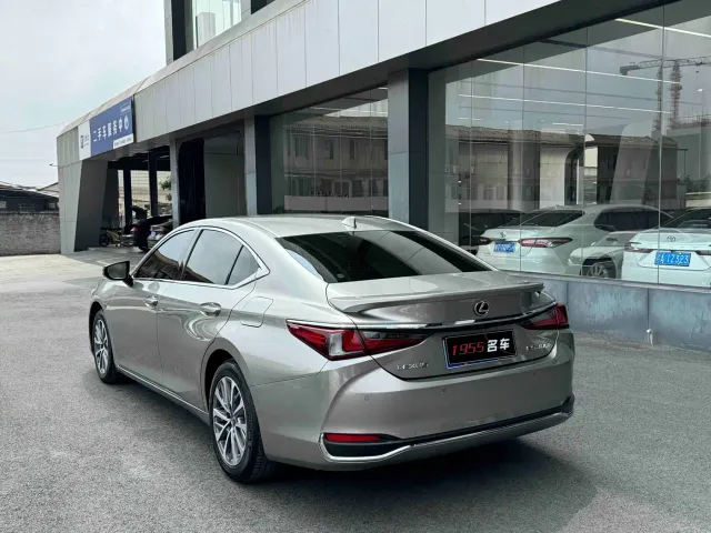 Lexus ES — Фото автомобиля 7
