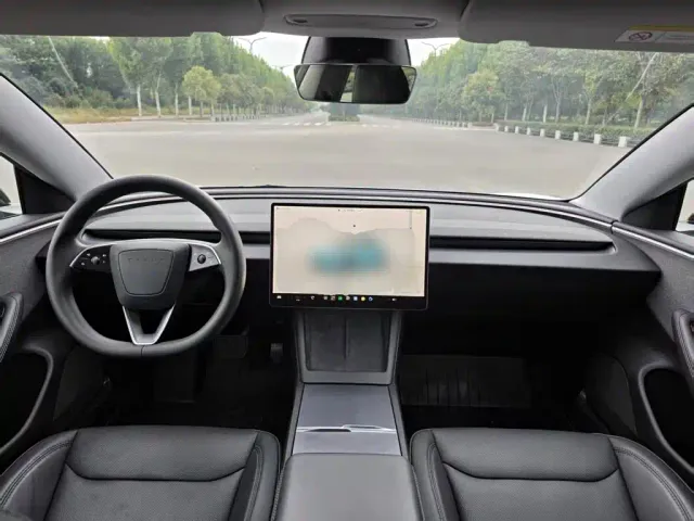 Tesla Model 3 — Фото автомобиля 9