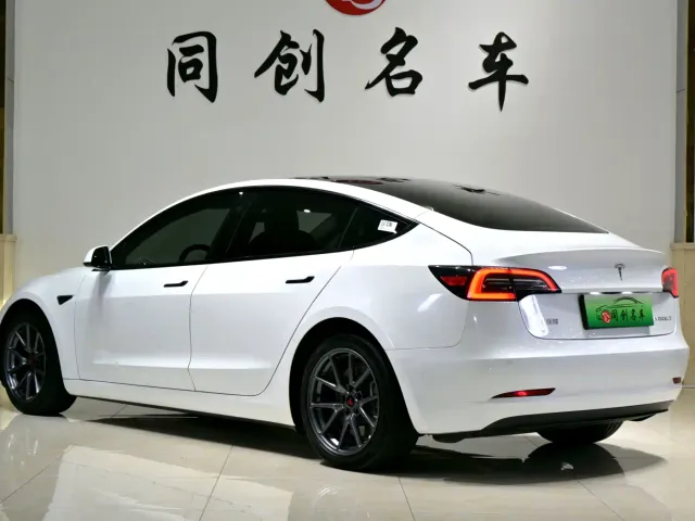 Tesla Model 3 — Фото автомобиля 4