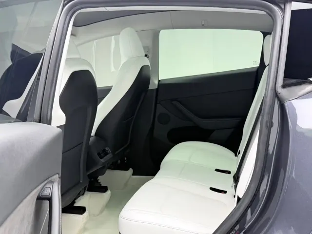 Tesla Model Y — Фото автомобиля 6