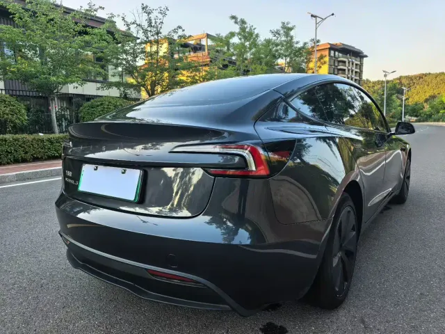 Tesla Model 3 — Фото автомобиля 7