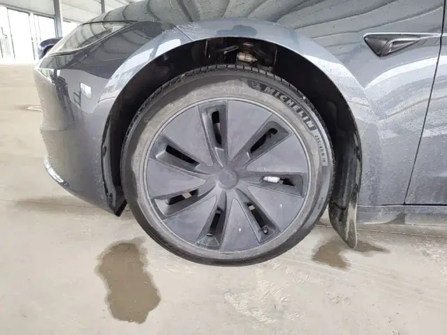 Tesla Model 3 — Фото автомобиля 22