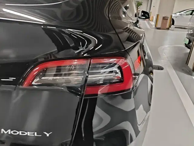 Tesla Model Y — Фото автомобиля 7