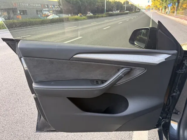 Tesla Model Y — Фото автомобиля 9
