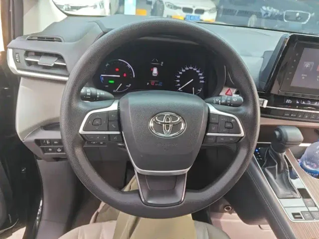 Toyota Sienna — Фото автомобиля 10