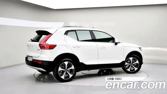 Volvo XC40 — Фото автомобиля 4