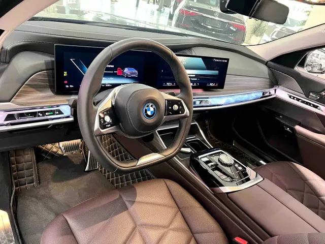 BMW i7 — Фото автомобиля 5