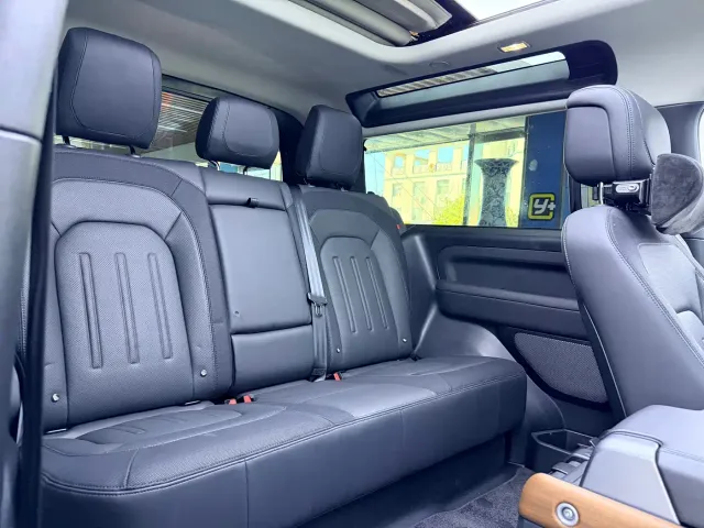 Land Rover Defender — Фото автомобиля 12