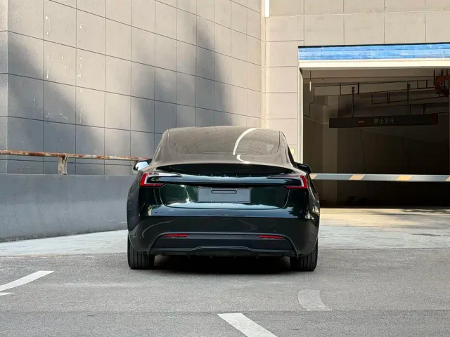 Tesla Model 3 — Фото автомобиля 8