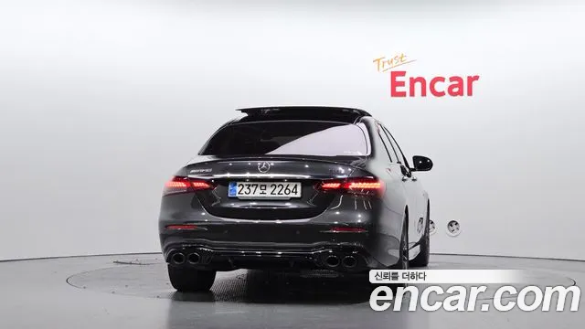 Mercedes-Benz E-Class — Фото автомобиля 3