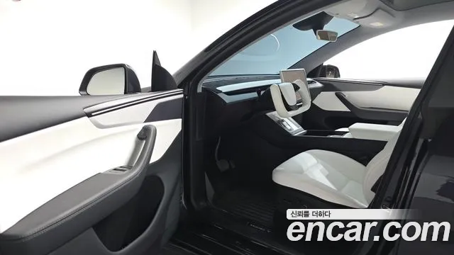 Tesla Model Y — Фото автомобиля 8