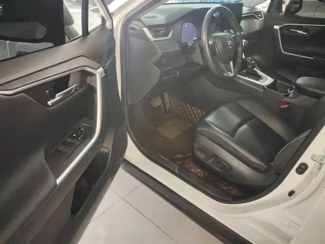 Toyota RAV4 — Фото автомобиля 15