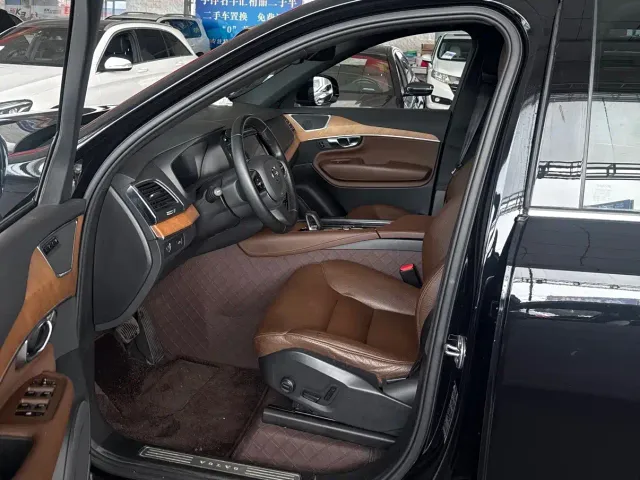 Volvo XC90 — Фото автомобиля 7