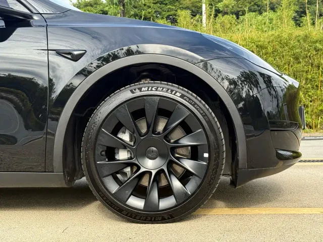 Tesla Model Y — Фото автомобиля 14