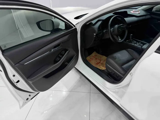 Mazda Axela — Фото автомобиля 10