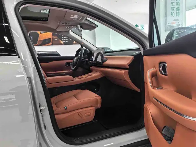 Leapmotor C10 — Фото автомобиля 10
