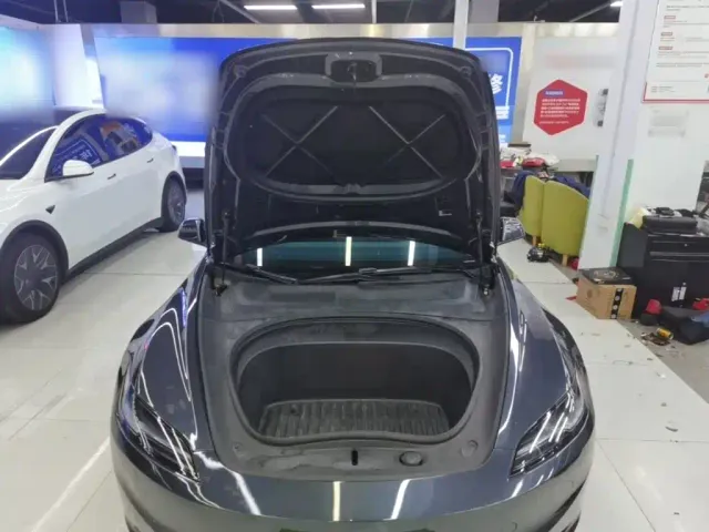 Tesla Model 3 — Фото автомобиля 19