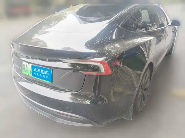 Tesla Model 3 — Фото автомобиля 2