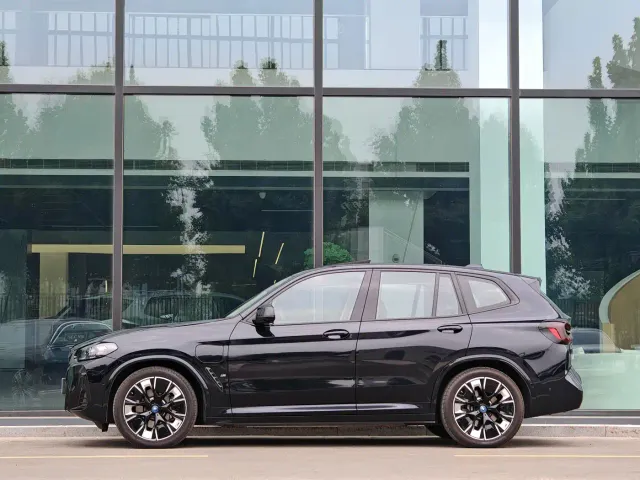 BMW iX3 — Фото автомобиля 3