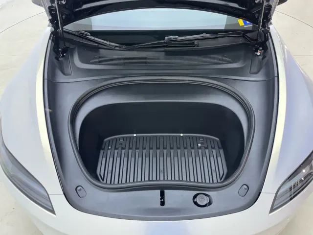 Tesla Model 3 — Фото автомобиля 30
