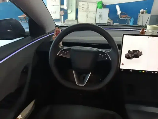 Tesla Model 3 — Фото автомобиля 10