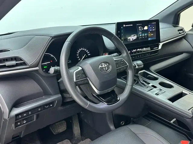 Toyota Sienna — Фото автомобиля 10